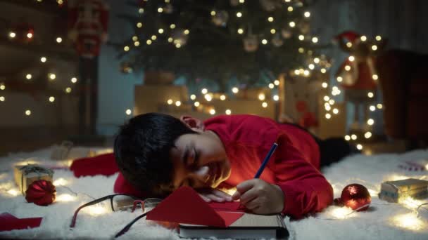 Niño Escribiendo Carta Roja Para Santa Alfombra — Vídeo de stock
