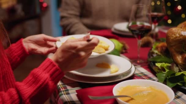 Familia Compartiendo Platos Durante Cena Acción Gracias — Vídeos de Stock