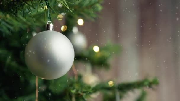 Weihnachtsbaum Unter Dem Schnee Mit Silberkugel Als Dekoration — Stockvideo