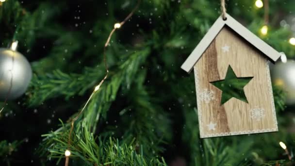 在挂在圣诞树上的房子里装饰星星 — 图库视频影像