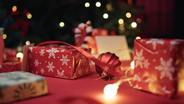Luces Una Mesa Con Regalos Navidad — Vídeos de Stock