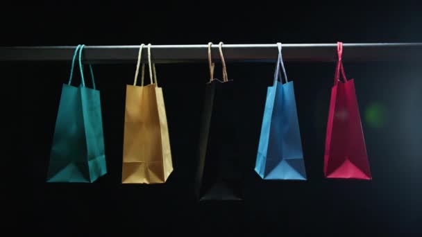 Μαύρη Παρασκευή Κατάστημα Wihth Κρέμονται Τσάντες Ψώνια — Αρχείο Βίντεο