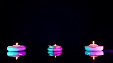 Siyah Arkaplanda Renkli Diwali Mumları.