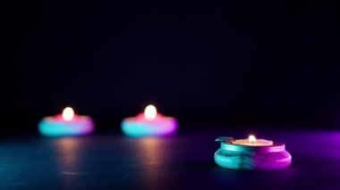 Siyah Arkaplanda Renkli Diwali Mumları.