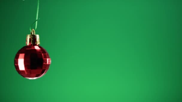 Rode Kerstbal Decoratie Met Groene Achtergrond — Stockvideo