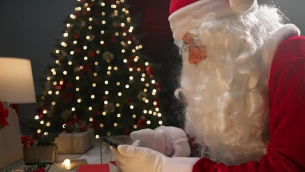 Père Noël Bavarder Avec Smartphone Sous Arbre — Video