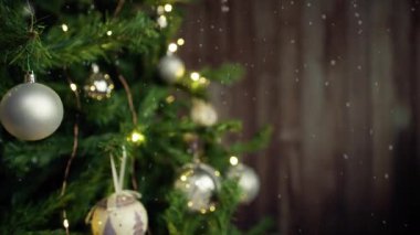 Karların altında süslenmiş Noel ağacı. 