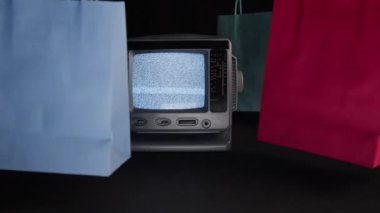 Etrafta alışveriş torbaları yüzen eski bilgisayar .