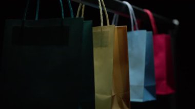 Yanıp sönen ışıklı arka planda alışveriş torbaları. .