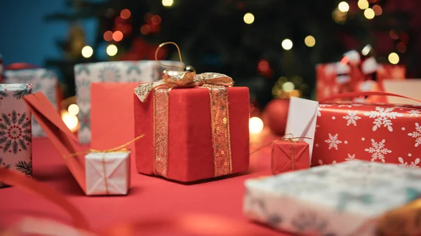 Masa hediyelerle ve sunumlarla dolu..