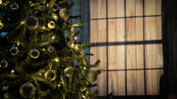 Pohon Natal Dengan Lampu Berkedip Dan Bayang Bayang Jendela — Stok Foto