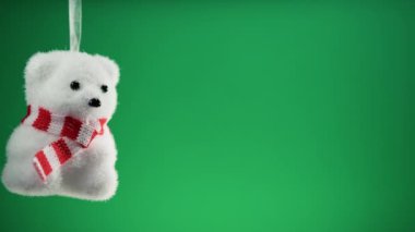 Kutup ayısı Noel süslemesi yeşil arka planlı .