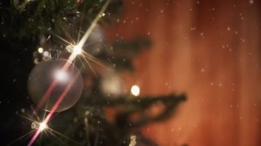 Gümüş Balo süslemesi yanıp sönen ışıklarla bir Noel ağacında . 