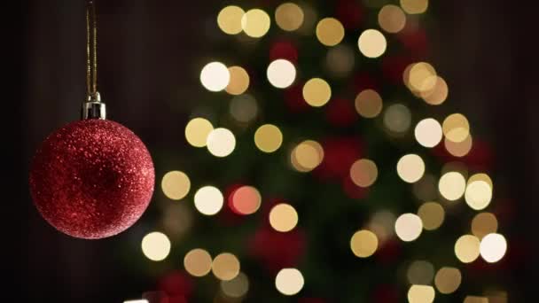 背景上挂着模糊的圣诞树的圣诞球 — 图库视频影像