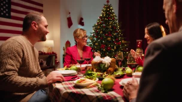 Família Reunida Para Jantar Natal — Vídeo de Stock