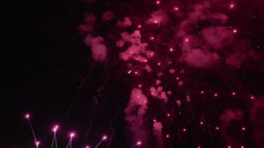 Yeni yıl arifesi için havai fişek gösterisi . 