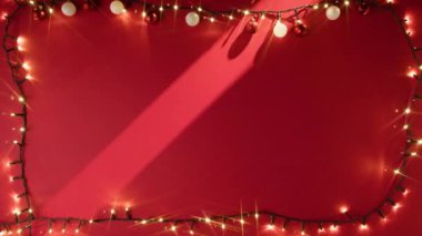 Kırmızı bir Noel arkaplanı etrafında hareket eden ışık . 