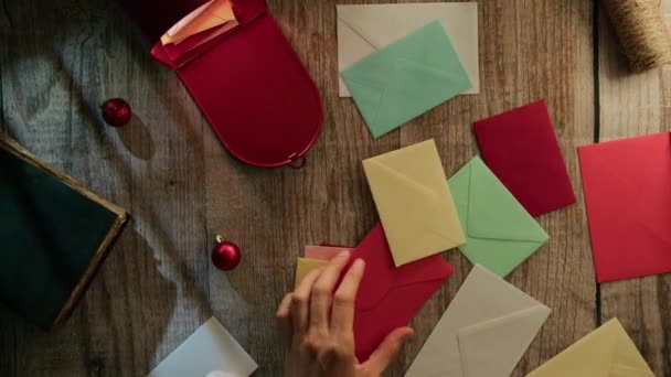 Noel Baba Posta Kutusundan Mektuplar Alıyor — Stok video