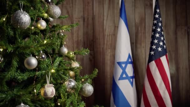 Close Van Israël Vlaggen Buurt Van Kerstboom — Stockvideo