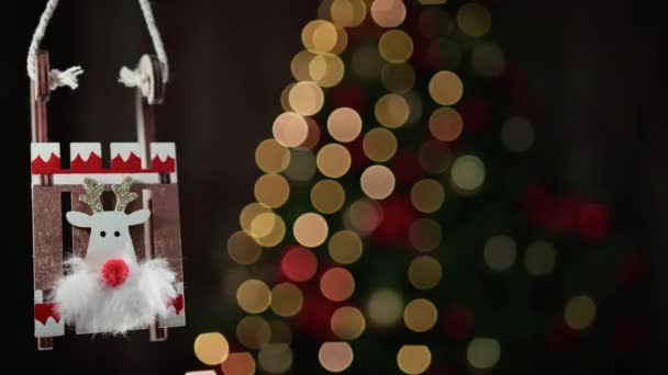 以圣诞树为背景的白色驯鹿装饰 — 图库视频影像