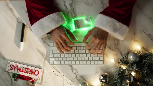 Santa Arbetar Med Dator Till Jul — Stockvideo