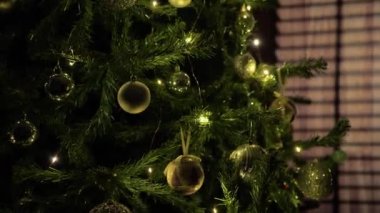 Yılbaşı ağacı yanıp sönen ışıklar dekorasyonlar ve pencere gölgeleri. 