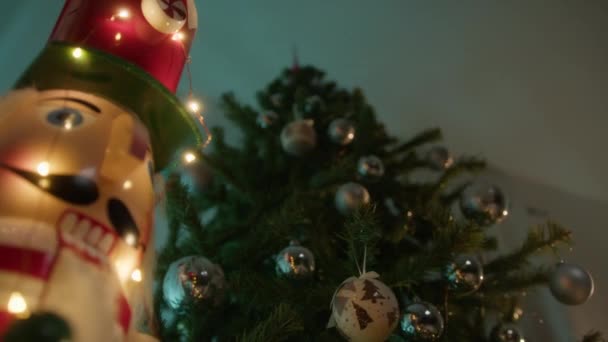 Nussknacker Mit Weihnachtsbaum Und Lichterhintergrund — Stockvideo