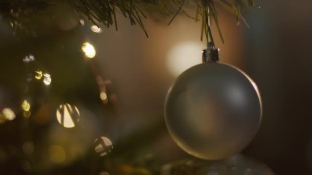 Ασημένια Χριστουγεννιάτικη Μπάλα Κρέμεται Από Δέντρο — Αρχείο Βίντεο