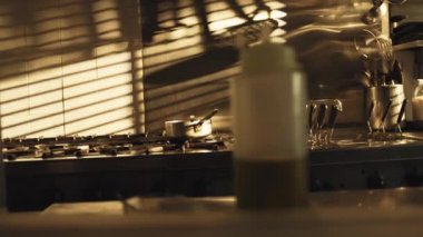 Mutfak sabah erken saatlerde faaliyete geçiyor..