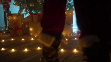 Noel Baba Noel için gizlice bir eve giriyor. . 