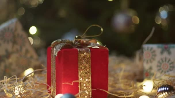Regalo Rojo Navidad Con Fondo Oro Escamas — Vídeo de stock