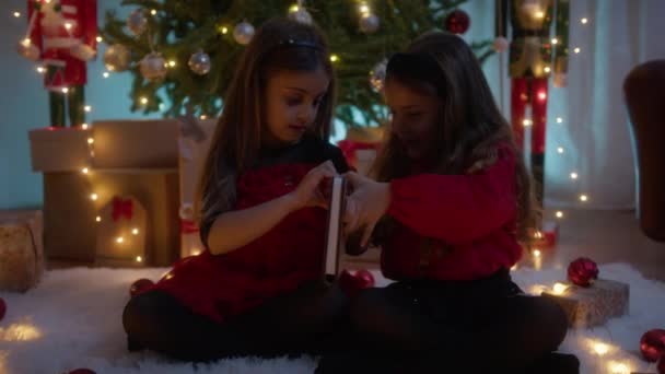 Маленькие Девочки Открывают Волшебную Книгу Светом — стоковое видео