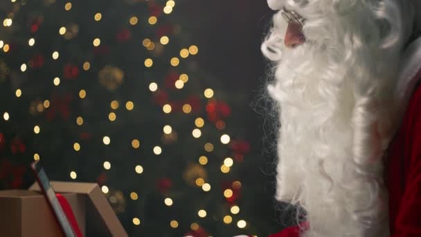 Père Noël Organisant Son Travail Avec Ordinateur — Video