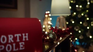 Süsler ve ışıklandırmalı Noel ağacı . 