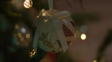 Ağacı süsleyen taneli Noel balosu . 