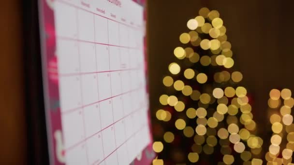 December Kalender Met Wazig Kerstboom Achtergrond — Stockvideo