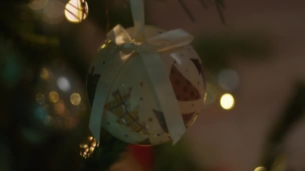 Χριστουγεννιάτικη Μπάλα Νιφάδα Διακόσμηση Του Δέντρου — Αρχείο Βίντεο