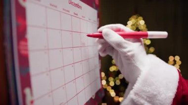 Noel Baba Takvimde Noel Tatillerini İşaretliyor .