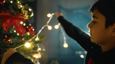 Noel ağacını aydınlatan çocuk..