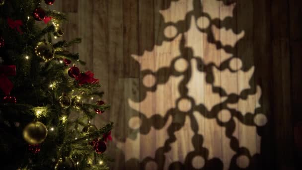 Cahaya Dan Dekorasi Pada Pohon Natal Dengan Bayangan Dari Jendela — Stok Video