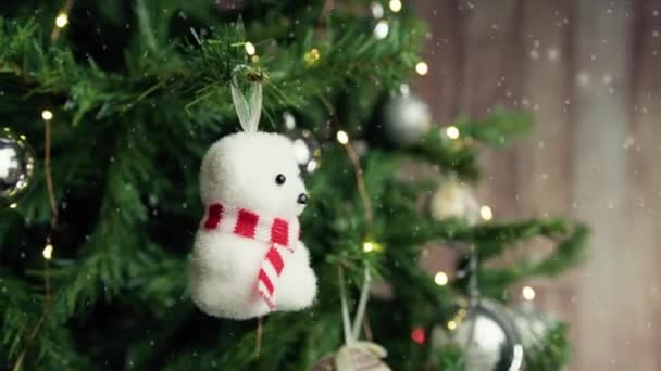 Vánoční Stromek Malým Ledním Medvědem Jako Dekorace — Stock video