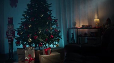 Noel atmosferi bir aile evinin içinde . 