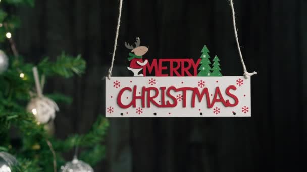 Veselé Vánoce Znamení Visí Stromem Pozadí — Stock video