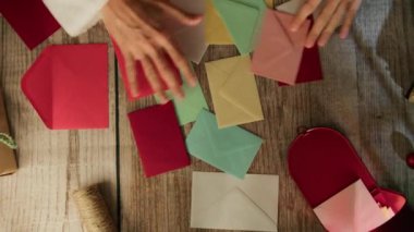 Noel Baba mektupları okumak için zarfları açıyor. . 