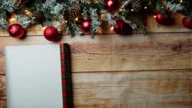 Arkaplanı açan Noel hediyesi kağıdı . 
