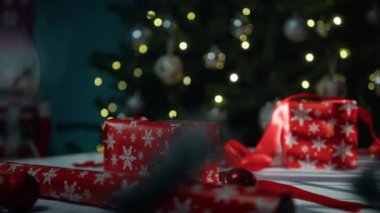 Noel ağacının altına hediye bırakıyorum. . 