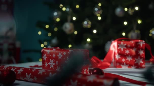 Mano Dejando Regalo Bajo Árbol Navidad — Vídeo de stock