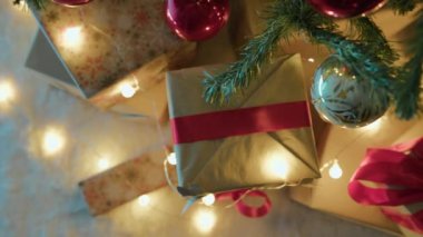 Ağacın altındaki Noel hediye kutularının genel görünümü