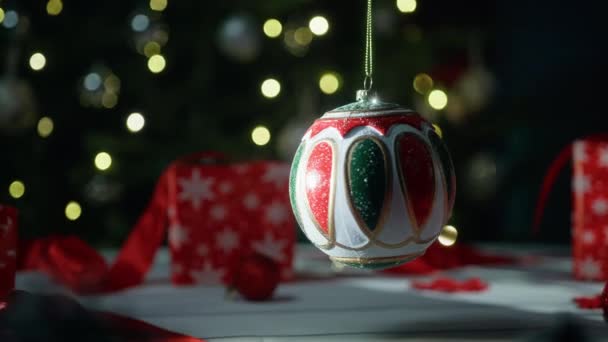 Julboll Hängande Med Träd Bakgrunden — Stockvideo