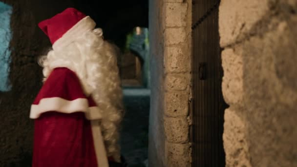 Санта Клаус Використовує Стукіт Дверей Різдвяну Ніч — стокове відео